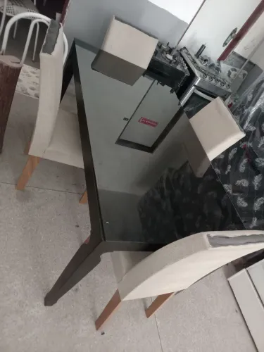 Mesa com 4 cadeiras 