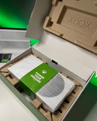Xbox Series S em estado de novo com 2 controles e caixa