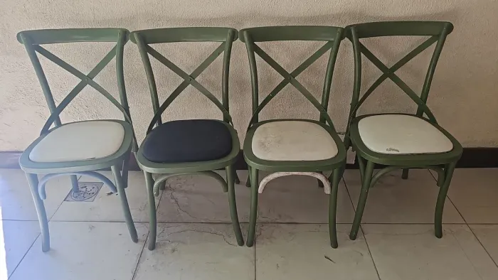 Lote cadeiras Paris com reparos a fazer
