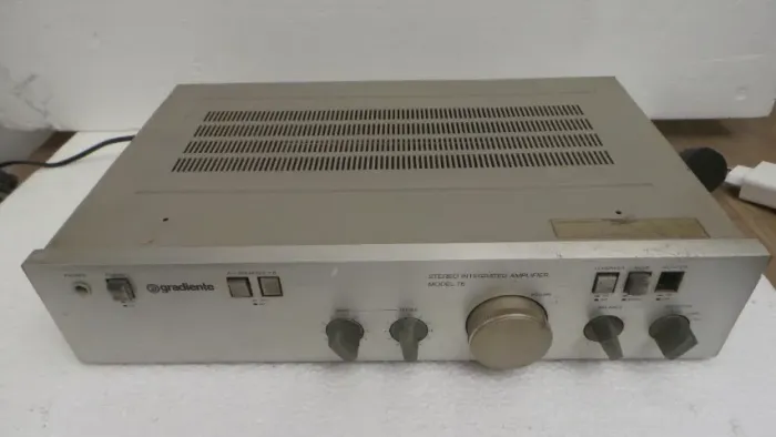 GRADIENTE AMPLIFICADOR MODELO 76 PRECISANDO REPAROS