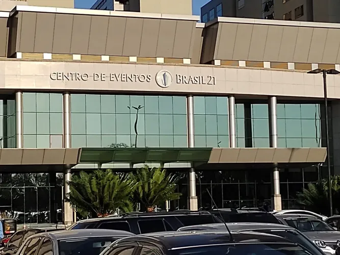 ED. BRASIL 21, ALUGA-SE SALA COM 42m2, dividida, frente Parque da Cidade - BRASÍLIA -DF