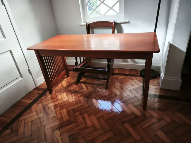 Mesa de madeira de reflorestamento