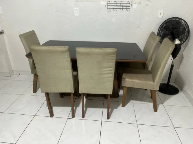 Mesa com 05 cadeiras