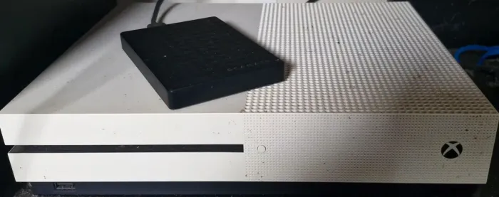 XBOX ONE S 500GB + HD EXTERNO 1TB + CONTROLE CARBON + CARREGADOR PARA PILHAS