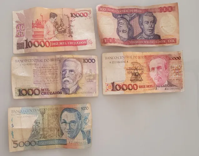 Lote de Cédulas Antigas do Brasil - Cruzados e Cruzeiros (5 Peças)