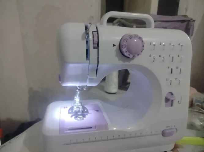 Máquina de costura simples