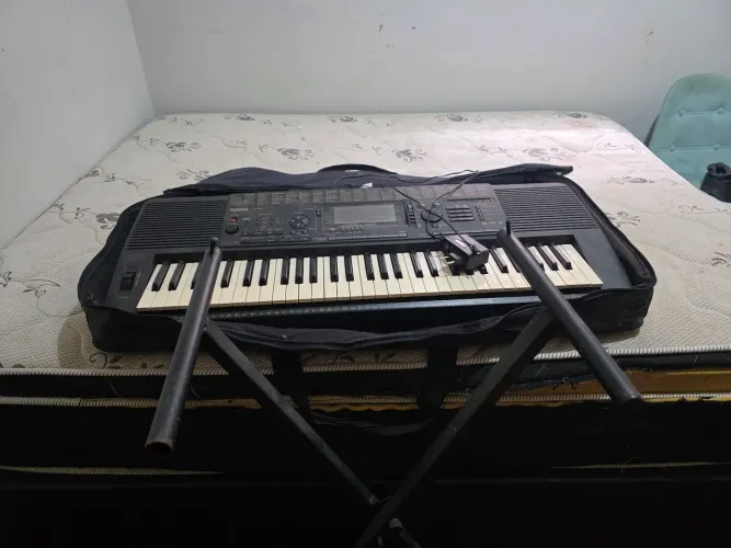 Teclado yamaha psr 620, acompanha a capa, o suporte e o cabo - não sai som