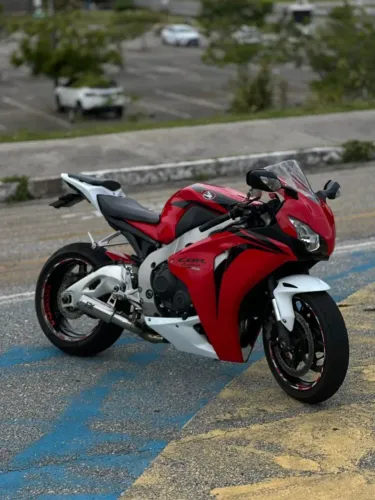 Honda CBR 1000 RR Fireblade impecável - oportunidade única