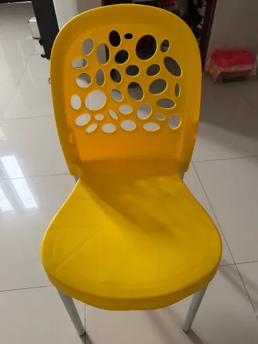 Cadeira polipropileno com pé de alumínio