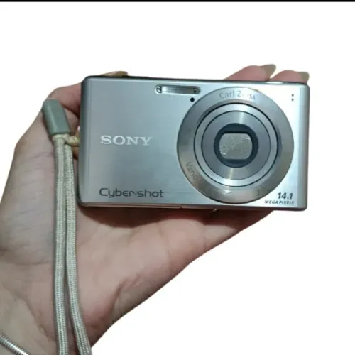Câmera Digital Sony Cyber-shot Prata Compacta com Zoom Óptico
