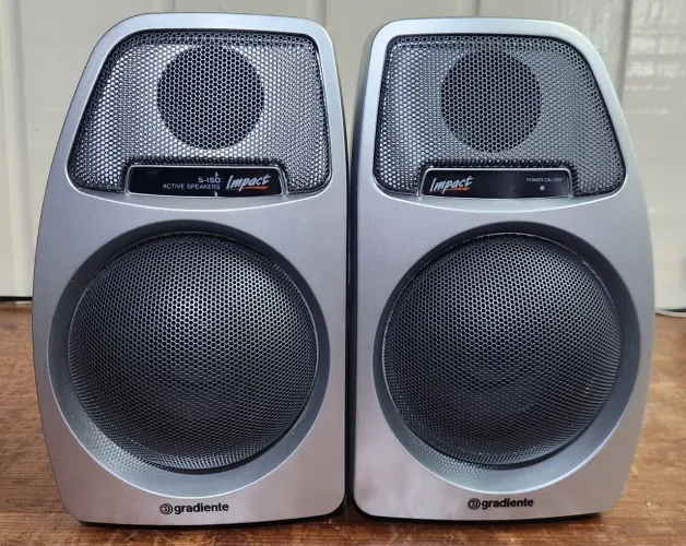 Caixas amplificadas Gradiente S-150