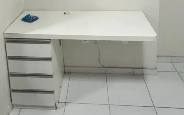 Mesa com gaveteiro