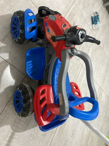Vendo cama de bebê colchão e carrinho de menino 