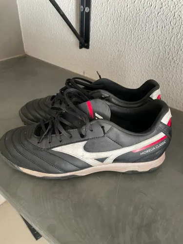 Chuteira Mizuno clássica society  n40