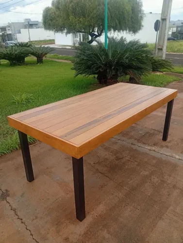Mesa de jantar tampo de madeira estrutura de aço