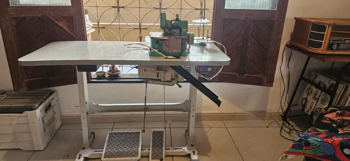 Máquina de costura Overlock Semi 