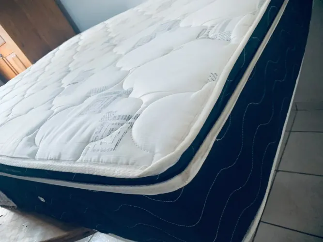 Vendo colchão casal ortobom molas enssacadas D45 impecável semi novo