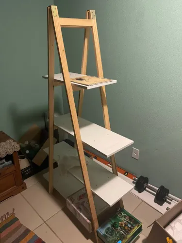 estante priâmide com 4 níveis