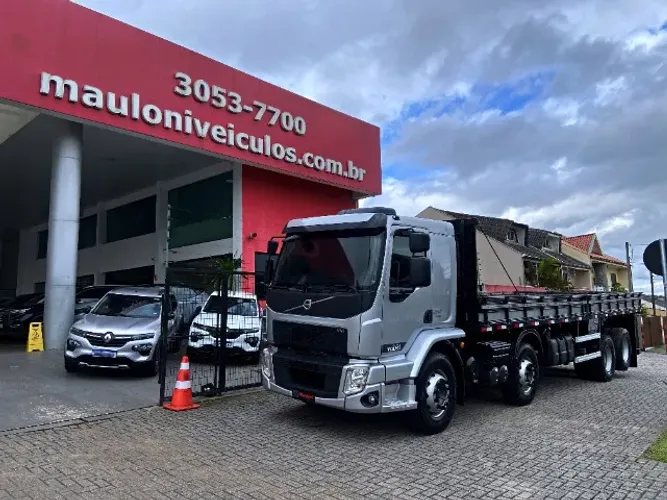 VOLVO VM 290 8X2 NA CARROCERIA DE 9M GRADE BAIXA!