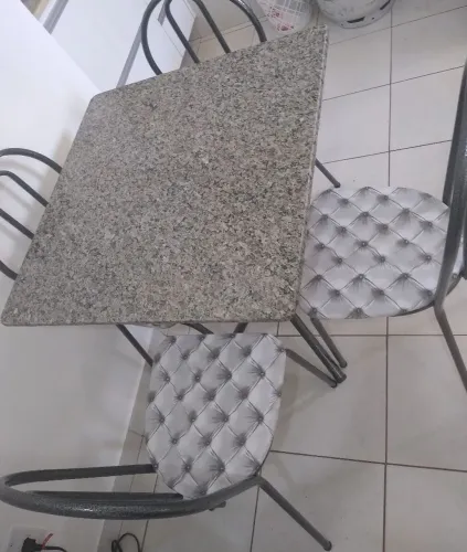 Mesa com 4 cadeiras 