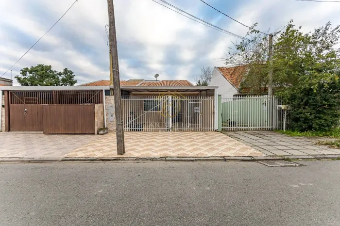 Casa Térrea a venda com 3 Quartos, 02 Suítes, Edícula no Cajuru