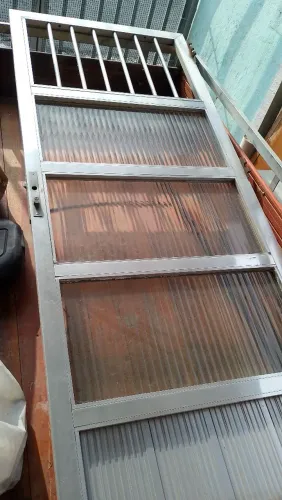 Vendo porta de alumínio.