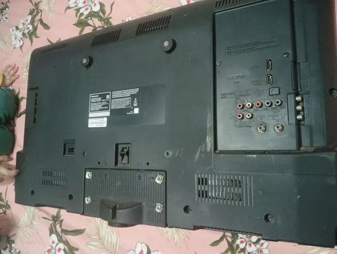 Vende se uma televisão.