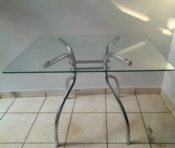 Mesa com Tampo de Vidro Verde com 4 Cadeiras Cromada