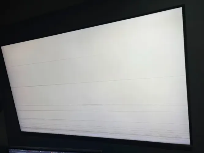 Smart TV Samsung 50" QLED 4K Q60C - Para Peças ou Uso (Com Linhas na Tela)