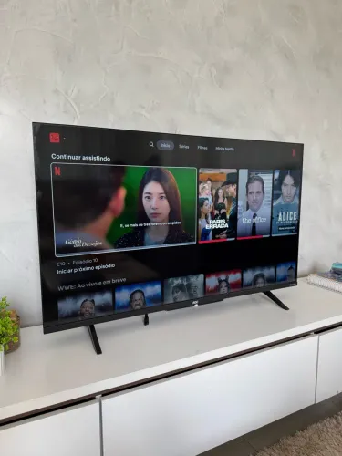 TV 43 polegadas AOC full HD RokuTV borda fina