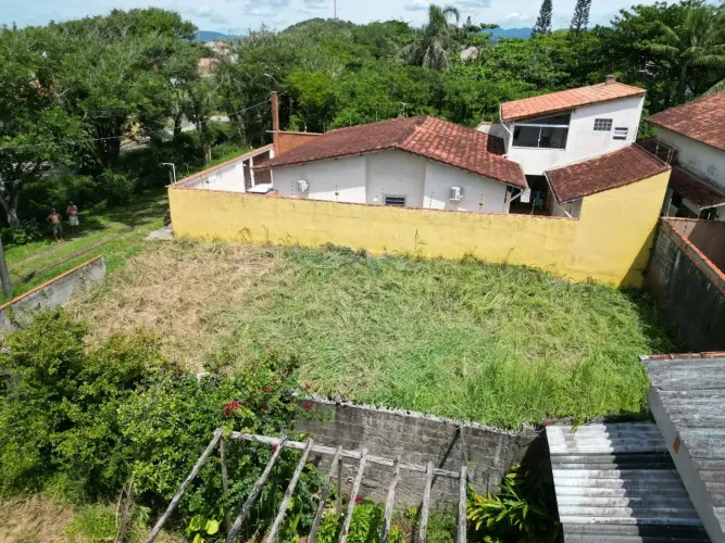 Terreno lado praia a 150 metros do mar em rua calçada - Escritura