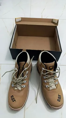 Bota CAT Nova