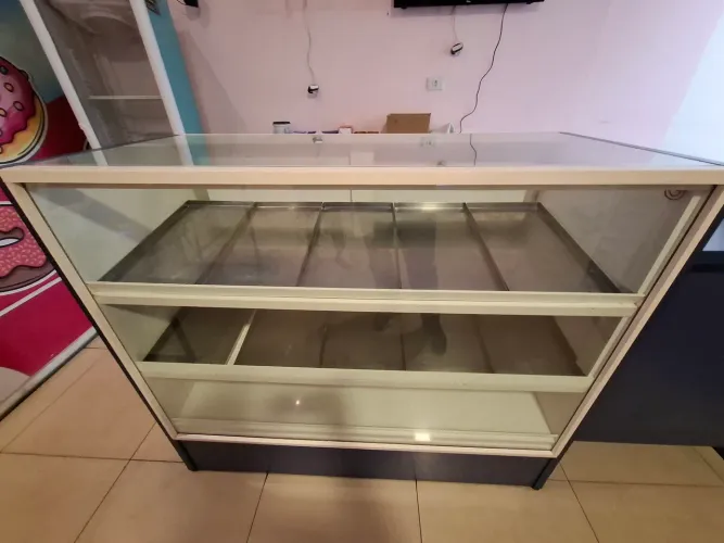 Balcão com vitrina fria e 10 bandeijas de aluminio
