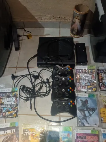 Xbox 360 desbloqueado + 4 controles + diversos jogos