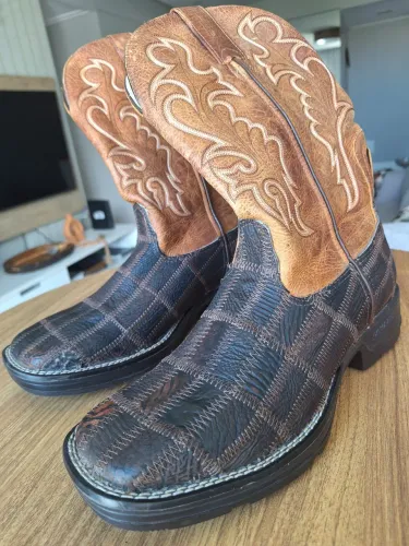 BOTA SEMINOVA GOYAZES COURO LEGÍTIMO TUBARÃO RETALHADO (PÉS) BOVINO (CANO), N°40 CALÇA 41