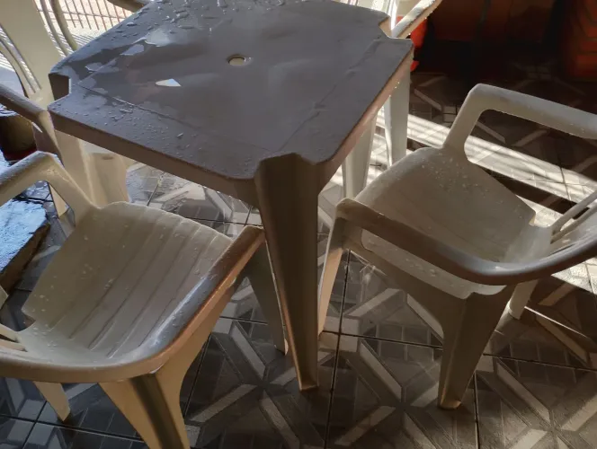 MESA COM 4 CADEIRAS