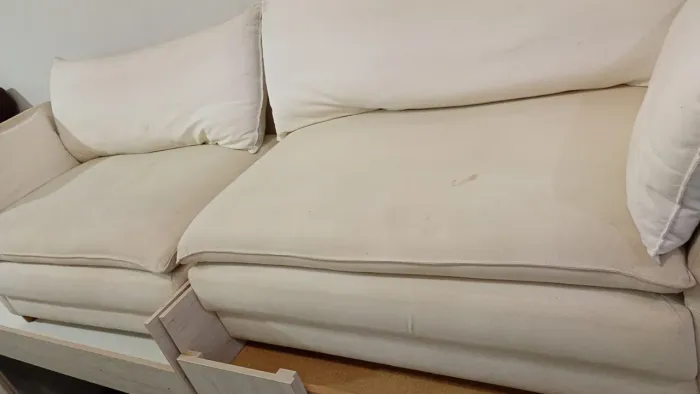 Sofá lindo e confortável precisando apenas de uma higienizaçao por conta pó