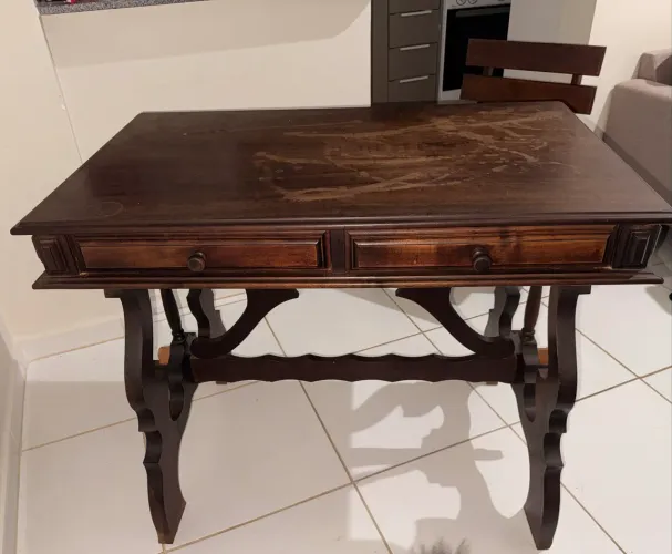Mesa de jantar vintage anos 70 de madeira maciça com duas gavetas