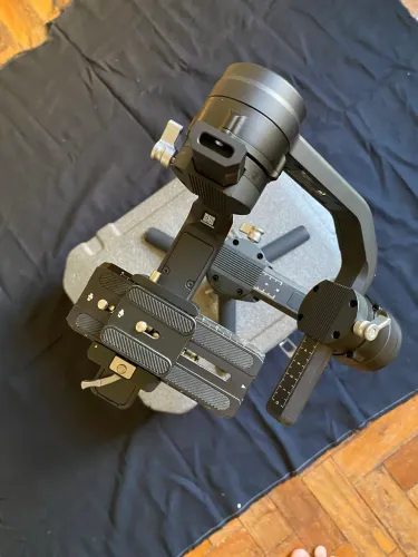 Estabilizador Inteligente Dji Ronin-s Para Câmeras Dslr E Mirrorless Cor Preto