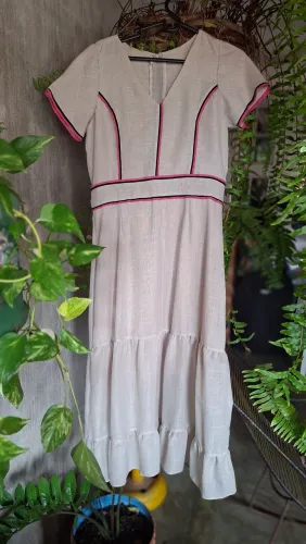 Vestido de linho bege com detalhes rosa e preto | Forrado
