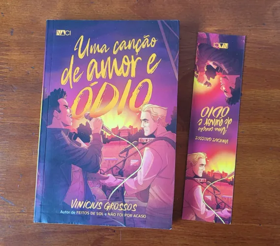 Livro Uma Canção de Amor e Ódio - Vinícius Grossos + marca página