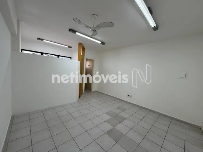 Excelente sala comercial à venda no Belvedere.