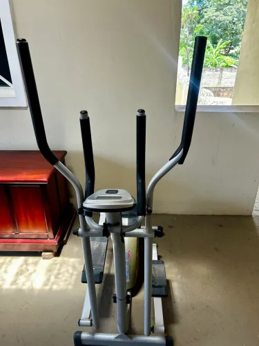 Elíptico aparelho de academia 