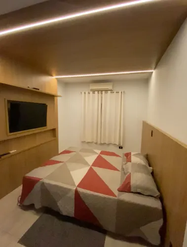 Cama flutuante e colchão queen 