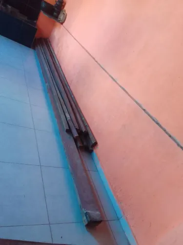Vendo 18 caibro 5 mts, 2 vigotas de 6 mts, 2 treliças 6 mts. Tudo por 700 R$R tudo ótimas.