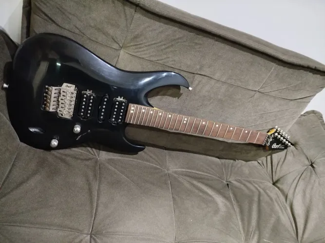 Guitarra Cort Viva Gold bem usada