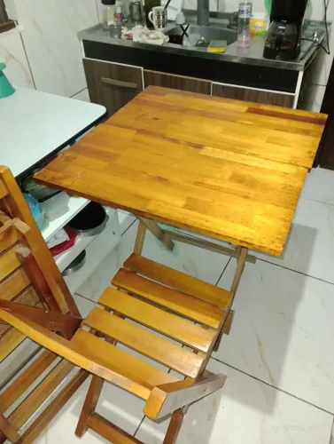 Mesa dobrável de madeira com 3 cadeiras