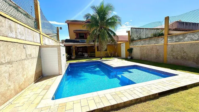 SOBRADO A VENDA COM DOIS LOTES PISCINA FORNO DE PIZZA - LADO PRAIA