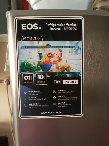 Vendo geladeira marca EOS somente com 4 meses de uso,ideal para casal ou pessoa solteira.