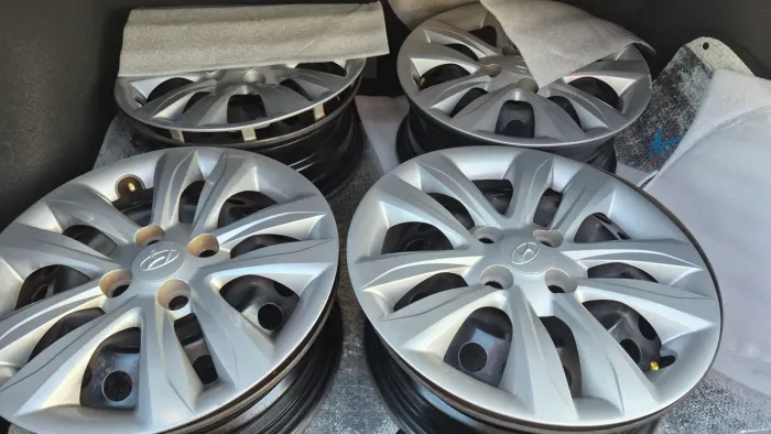 Vende-se rodas aro 15 furacão 4X100mm tala 6,0 hyundai HB20 com bicos e calotas originais